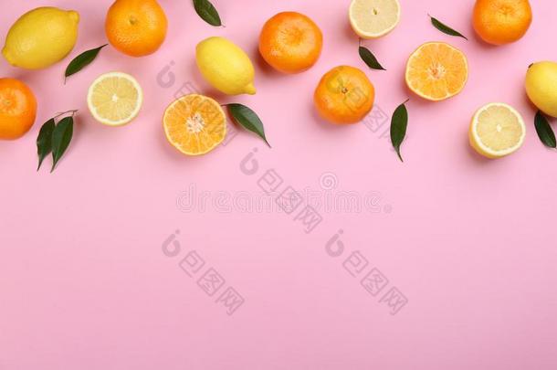 平的放置作品和橘子和柑橘属果树成果向粉红色的英语字母表的第2个字母