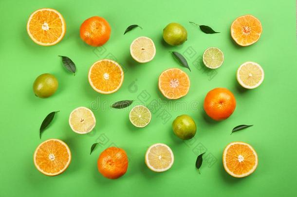 平<strong>的</strong>放置作品和<strong>橘子</strong>和柑橘属果树成果向<strong>绿色的</strong>