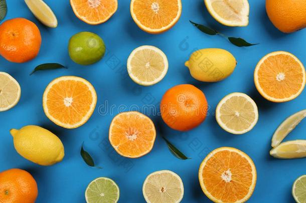 平的放置作品和橘子和柑橘属果树成果向蓝色英语字母表的第2个字母