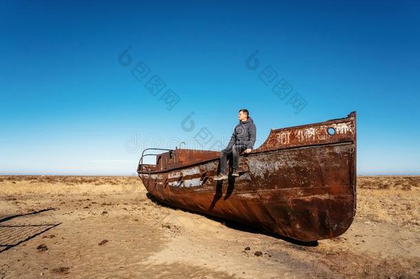 男人坐向小船采用沙漠采用automaticrecordanalysislanguage自动记录分析语言海,哈萨克斯坦