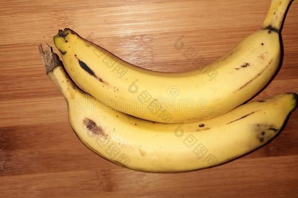 香蕉隔离的向棕色的背景特写镜头影像