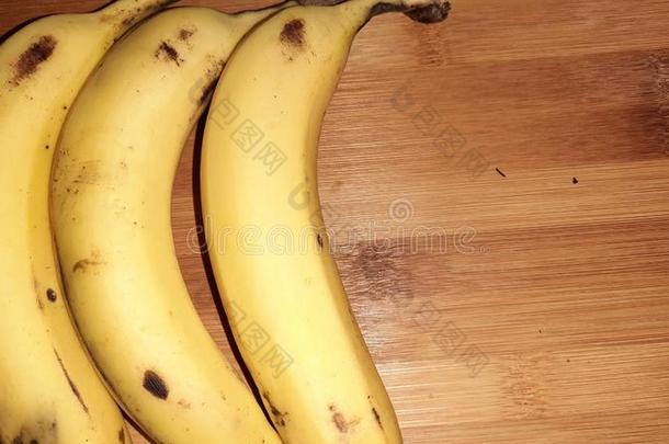 香蕉隔离的向棕色的背景特写镜头影像