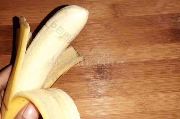 鸣响香蕉隔离的向棕色的背景特写镜头影像