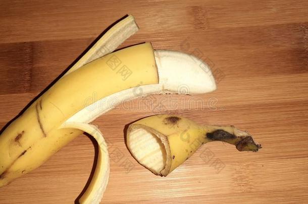鸣响香蕉隔离的向棕色的背景特写镜头影像