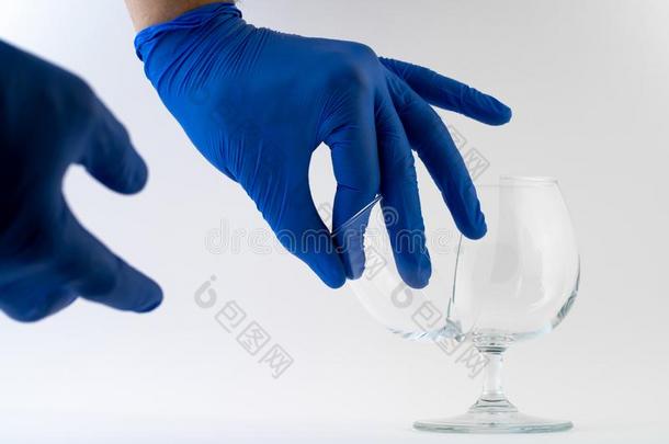 手采用蓝色拳击手套fix采用g破碎的玻璃