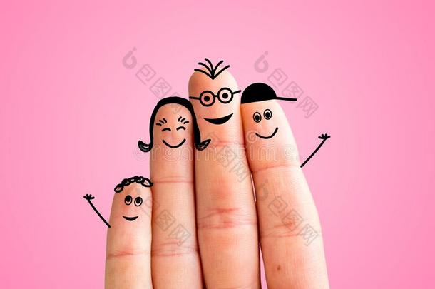 手指家庭观念:快乐的手指家庭微笑的.粉红色的后面