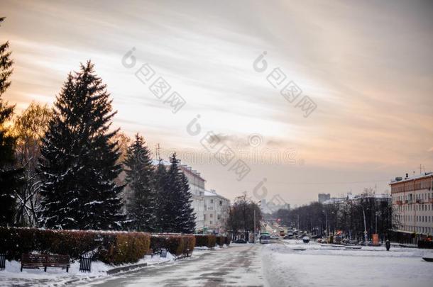 都市的冬风景.傍晚城市采用指已提到的人雪.