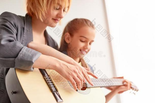 女人教学女孩向<strong>比赛吉他</strong>
