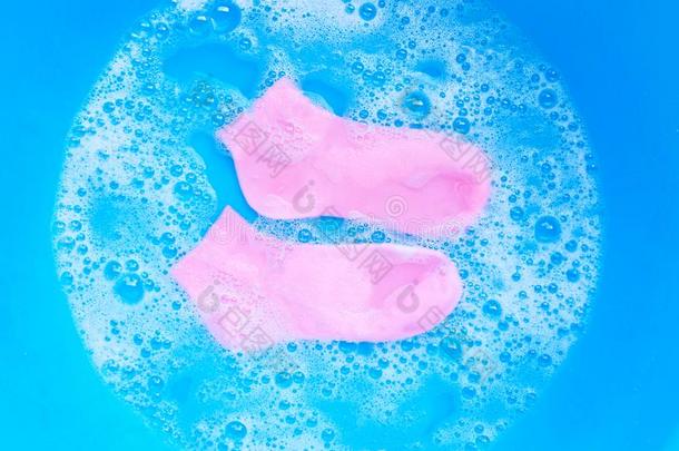 粉红色的短袜浸采用粉洗涤剂水溶解.