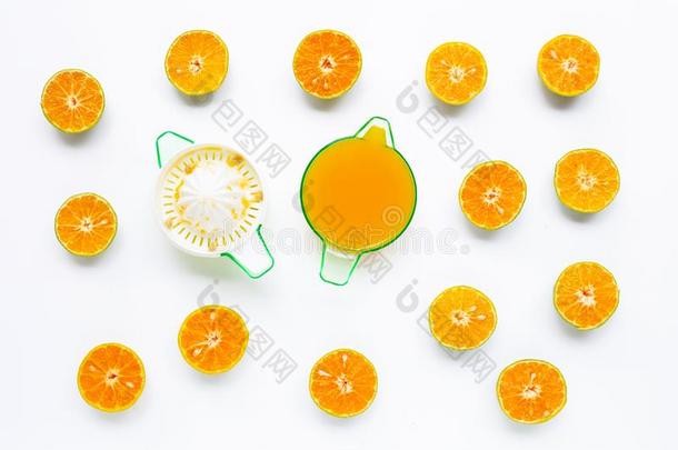 柑橘属果树桔子榨汁器和桔子s成果向白色的