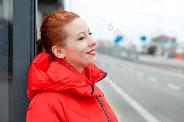 沉思的女人有样子的向指已提到的人面微笑的