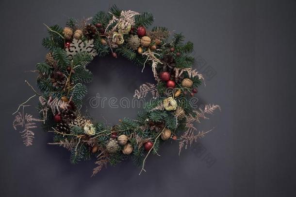 圣诞节花环关于藤本植物装饰和冷杉树枝,圣诞节