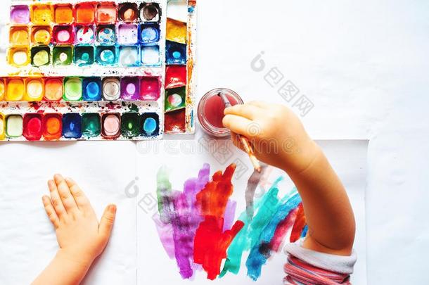 指已提到的人小孩绘画和水彩绘画颜料