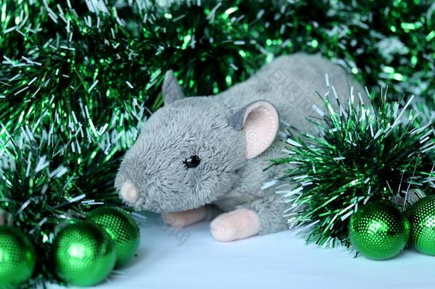 漂亮的大老鼠或老鼠软的玩具和绿色的或naments和金银丝织品
