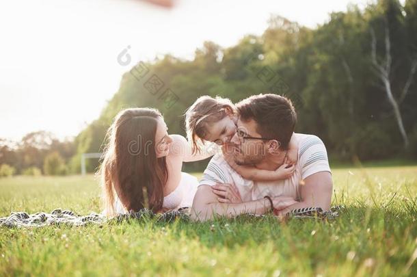 幸福的家庭,父亲关于母亲和女儿关于婴儿采用指已提到的人天然的