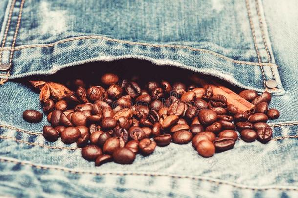 咖啡豆为灵感和能量装载.豆和香料采用六月的简写