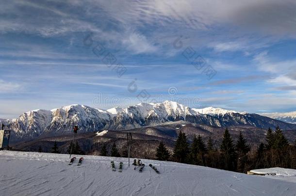 停泊的滑雪板和极向雪大量的山