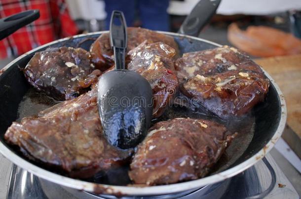 热的平底锅和<strong>牛肉</strong>胫和蒸汽.烹饪术<strong>牛肉牛肉</strong>胫,closure关闭