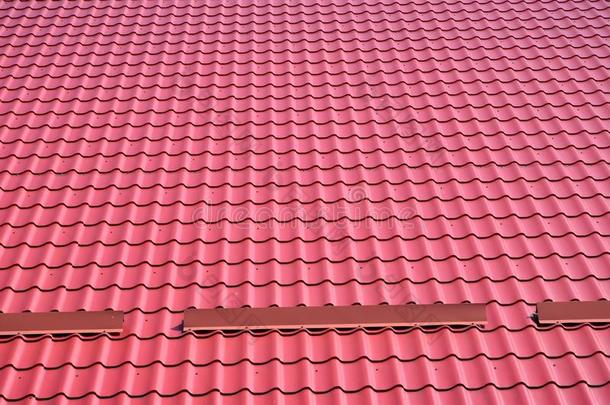 红色的金属遮盖向指已提到的人屋顶关于指已提到的人建筑物,背景