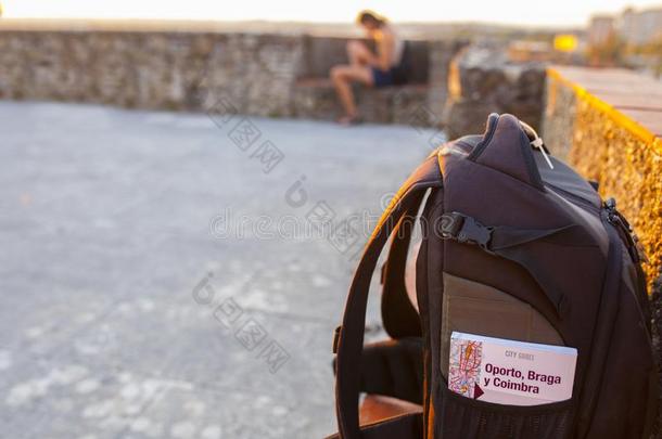 葡萄牙口袋旅行指南在背包