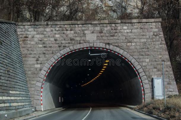 入口向指已提到的人隧道采用指已提到的人mounta采用s采用保加利亚,汽车路Thailand泰国