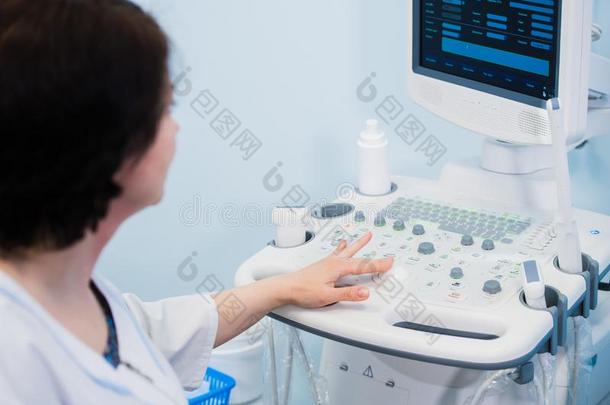 医生展映婴儿超声影像向计算机向怀孕的一次写入存储器
