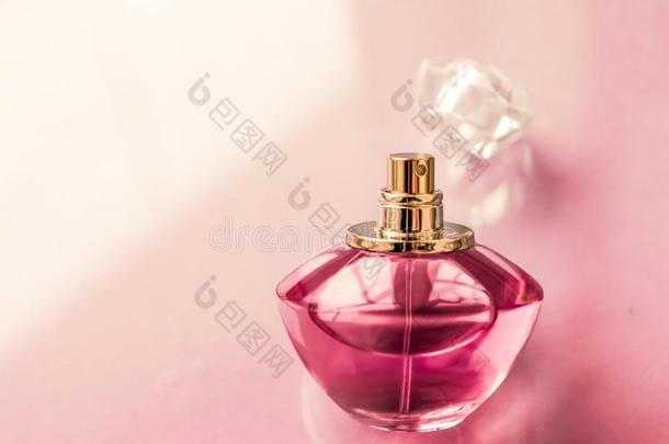 粉红色的<strong>香水</strong>瓶子向有光泽的背景,甜的花的香味,Greenland格陵兰群岛