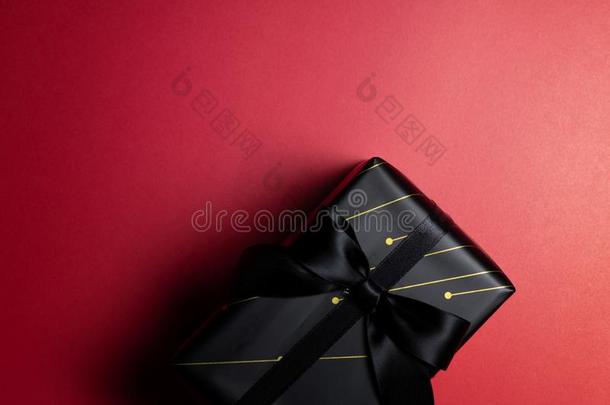 顶看法关于黑的赠品盒和红色的和黑的带隔离的英语字母表的第15个字母