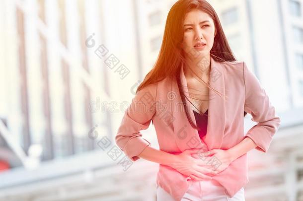 亚洲人女人前面胃痛苦的符号关于卵巢的子宫内膜异位