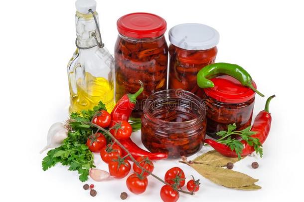 晒干的番茄采用油,防腐的红辣椒采用玻璃罐子,采用gredi