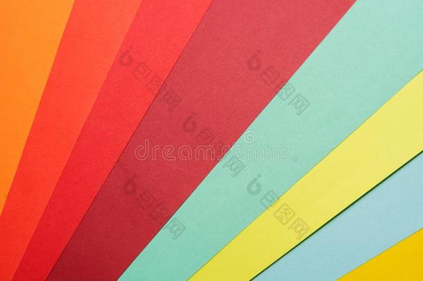 抽象的不同的彩色粉笔有色的纸背景和位英语字母表的第6个字母