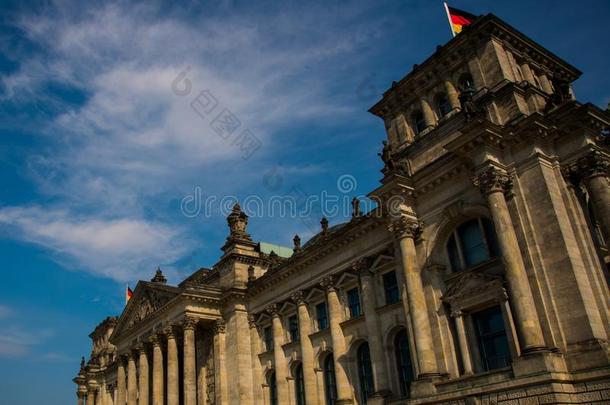 德意志帝国国会建筑物采用Berl采用,德国.奉献向指已提到的人雕带