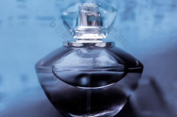<strong>香水</strong>瓶子在下面蓝色水,新鲜的海临海的香味同样地迷人的