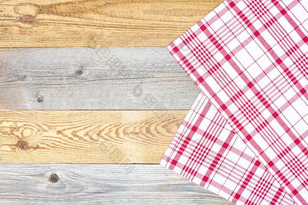 一红色的白色的餐巾向木制的表