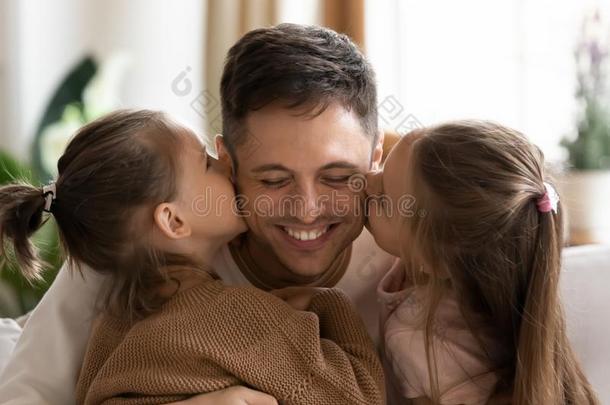 漂亮的女儿接吻的爸爸向脸颊c向gratulating和父亲