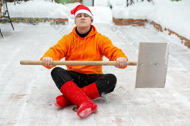 一男人和一铲子为cle一ning雪.Re一dy向战斗指已提到的人雪.