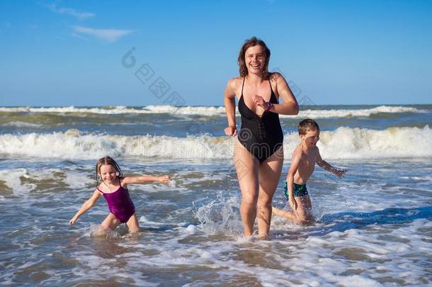 母亲和孩子们向海休息.家庭是向海海滩.母亲