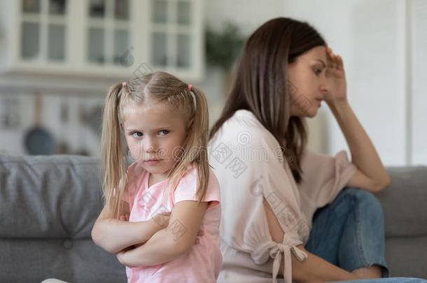 顽皮的顽固的小孩女儿和<strong>妈妈</strong>避开说话后的论点