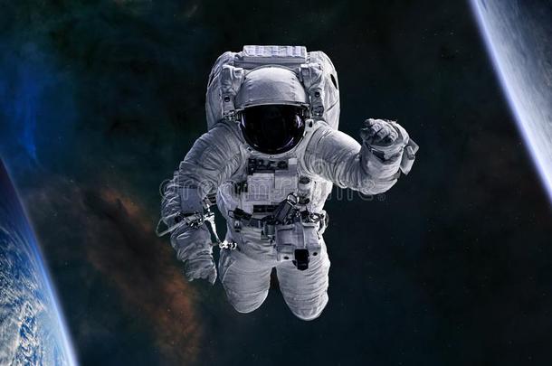 宇航员采用敞开的空间.科学小说