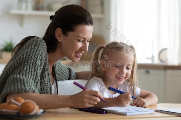 临时照顾幼儿者妈妈教学小孩女孩绘画和毛毡笔同时
