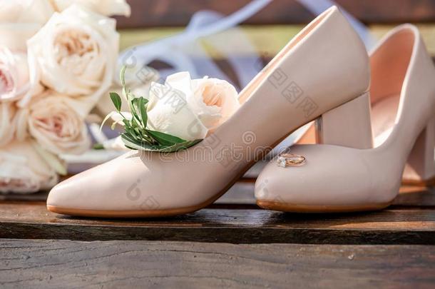 新婚的花束花朵和<strong>婚礼</strong>鞋子和戒指.<strong>婚礼主</strong>题