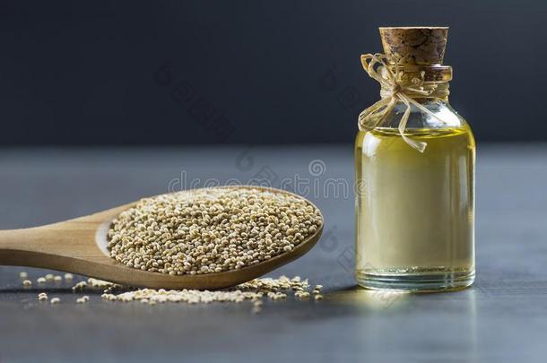 玻璃瓶子关于奎奴亚藜油和奎奴亚藜种子采用木制的勺向