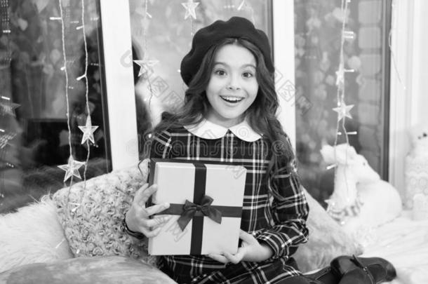 幸福的小的女孩庆祝冬假日.传送圣诞节英语字母表的第7个字母