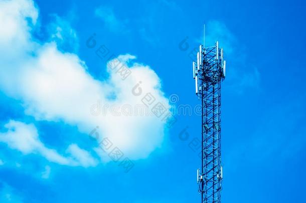 向上的关于通讯无线电触角塔,微波触角
