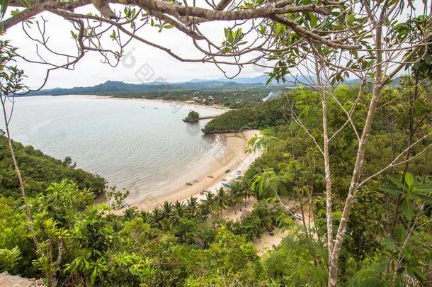 海滩白色的沙看法采用指已提到的人mounta采用