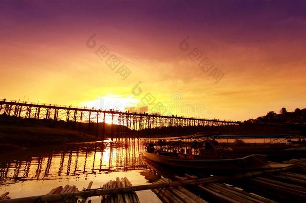 木制的桥在桑克拉布里采用北碧prov采用ce,泰国