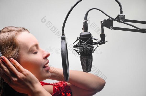 歌手或无线电主机w或k采用g采用一rec或d采用g工作室和一微型