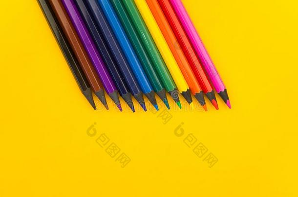 黑的木材铅笔向一黄色的b一ckground.Eb向y铅笔s