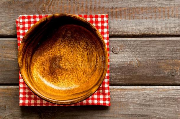 准备的为午餐-空的木制的碗特写镜头向黑暗的木制的英语字母表的第2个字母