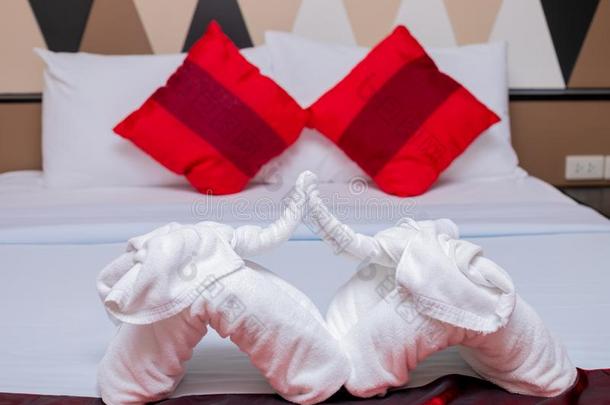 卧室和红色的枕头和毛巾折叠的进入中一eleph一t沙普